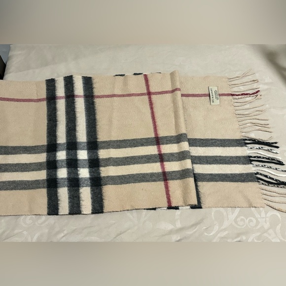 Burberry Check Cashmere Scarf - Picture 6 of 9